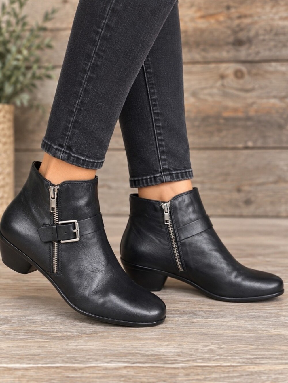 Naturalizer Hitch 90s Minimalist Revival Black Leather Comfort Moto Bootie 10M